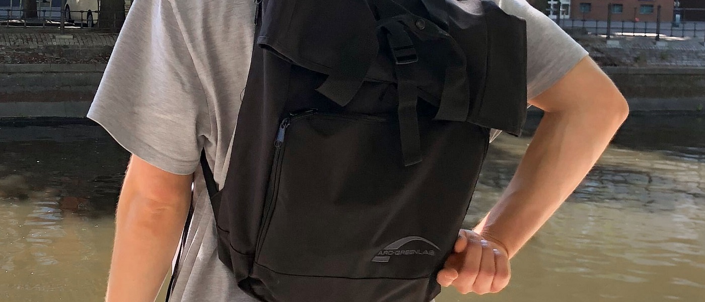 Ein Mitarbeiter trägt den schwarzen Rucksack der Firma ARC-GREENLAB