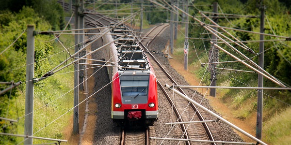 Ein Bild eines roten DB Zuges.