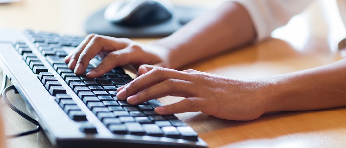 Auf dem Bild zwei Händen tippen auf eine PC-Tastatur. ARC-GREENLAB bietet Dienstleistungen in Bereich Installation und Konfiguration von Softwarelösungen 
