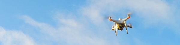Bild einer Drohne Vermessung im blauen Himmel