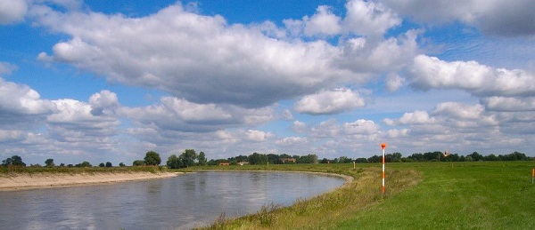 Ein Bild der Elbe und ihren Ufern