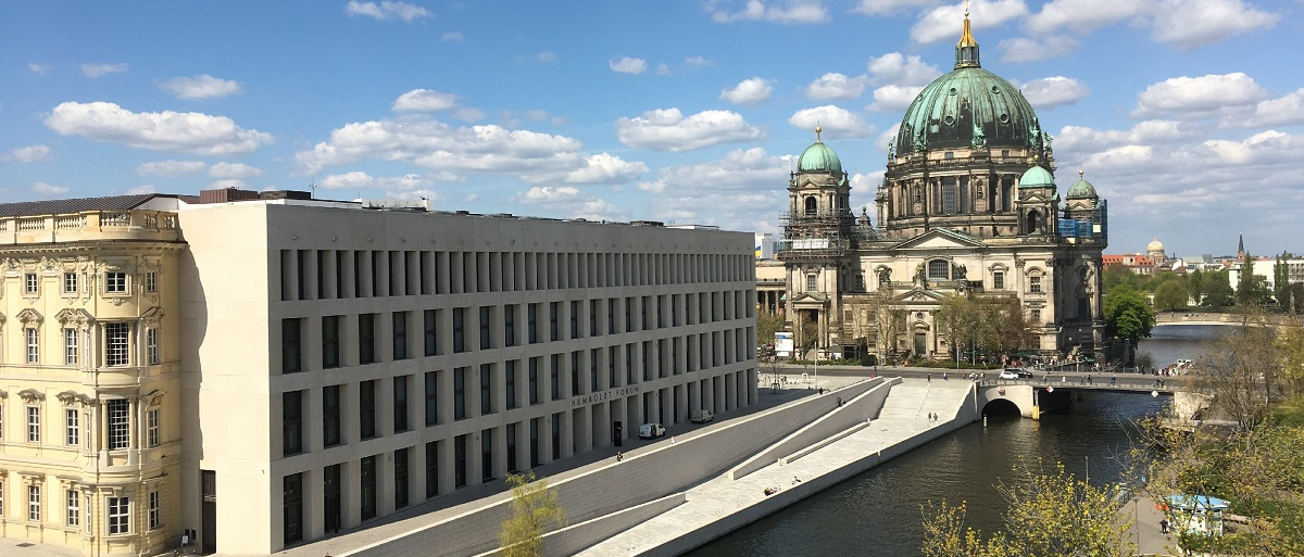 Ein Bild von Humboldt Forum in Berlin, mit Blick auf Spree und Berliner Dom.